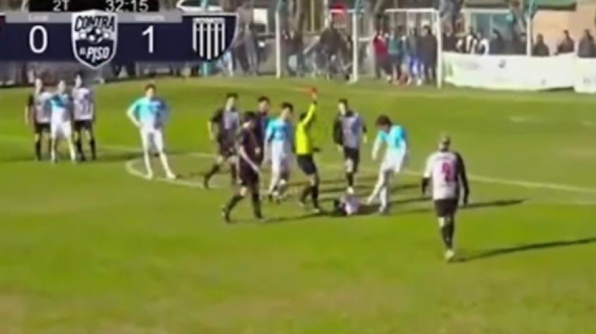 La horrorosa agresión que impacta al fútbol argentino: futbolista pateó a su rival en el piso