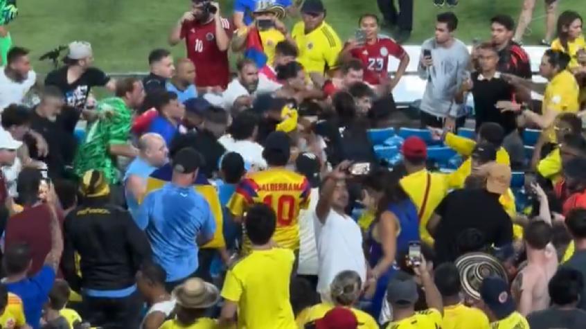 Jugadores de Uruguay contra hinchada de Colombia - Créditos: @mundodeportivo