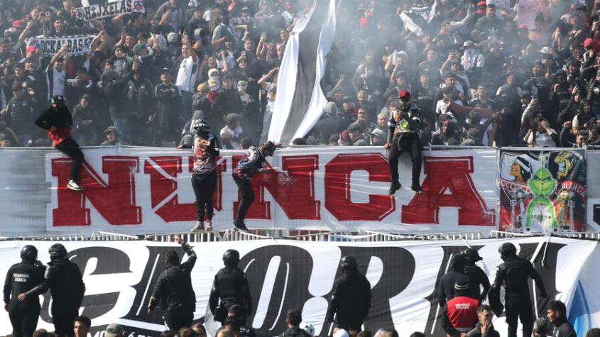 Hinchas de Colo Colo incidentes en Arengazo - Créditos: Photosport