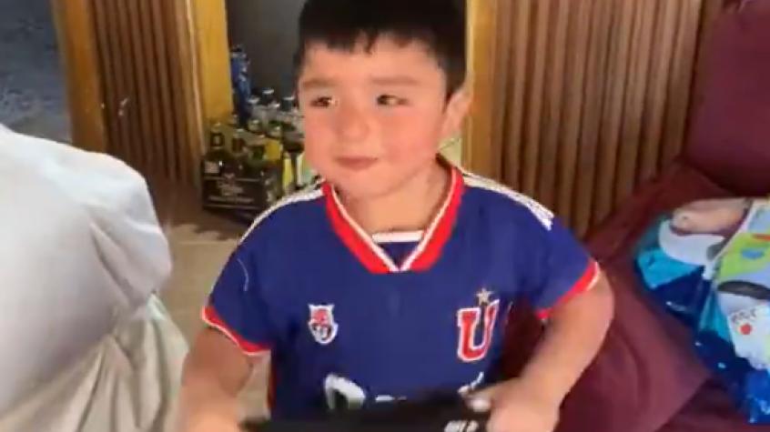 La reacción de pequeño hincha de U de Chile al recibir la camiseta de Colo Colo que se volvió viral