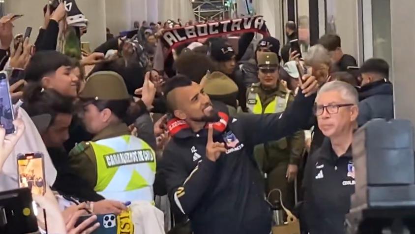 ¡Locura en el aeropuerto! Así fue la llegada de Colo Colo a Santiago