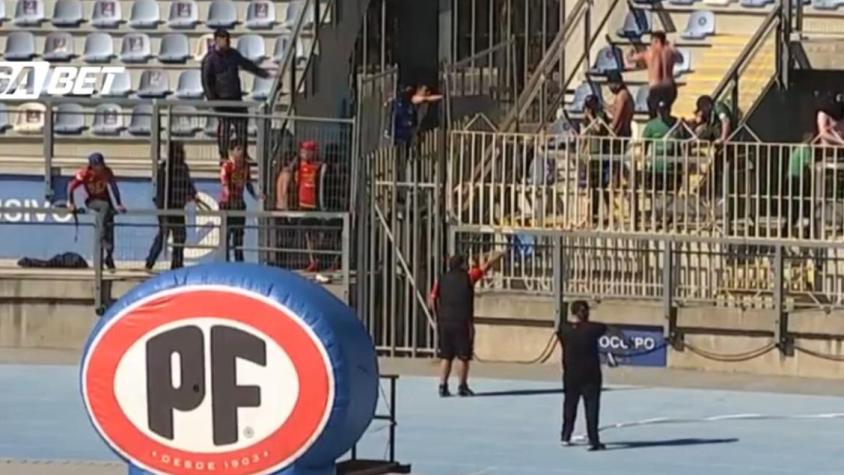 Pelea entre barras de Audax Italiano y Unión Española. Crédito: Pantallazo.