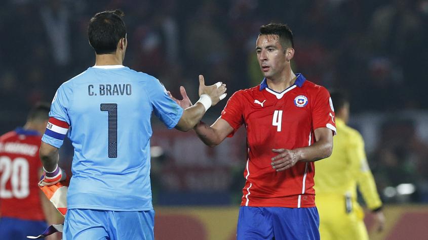 Claudio Bravo y Mauricio Isla - Créditos: Photosport