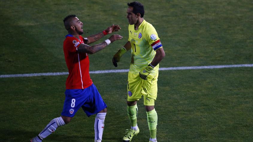 Arturo Vidal y Claudio Bravo. Crédito: Photosport.