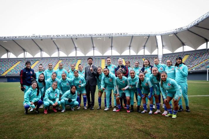 Rodolfo Carter junto al plantel femenino de la U - Créditos: Prensa Universidad de Chile