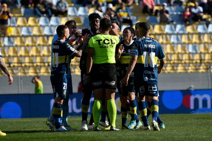 Delantero de Everton lanza duros dardos por gol no cobrado ante U. Católica: "Que vergüenza..."