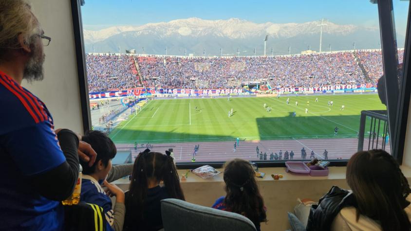 Niños presentes en el Superclásico disfrutando el partido en la sala TEA - Créditos: Cedida