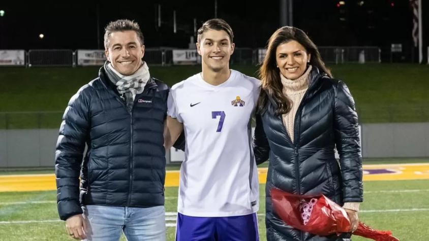 Nicolás Solabarrieta junto a sus padres. Crédito: Instagram.