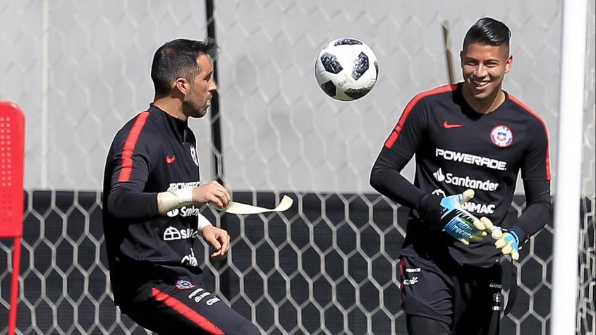 Brayan Cortés junto a Claudio Bravo en La Roja. Crédito: Agencia Uno.