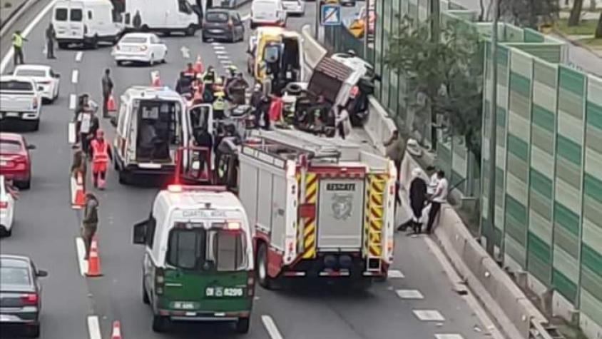 Hinchas de Colo Colo protagonizan accidente de tránsito que deja varios heridos
