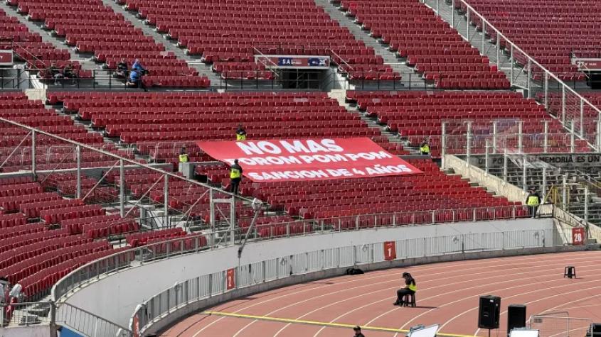 El lienzo que aparece en el Estadio Nacional. Crédito: Deportes 13.