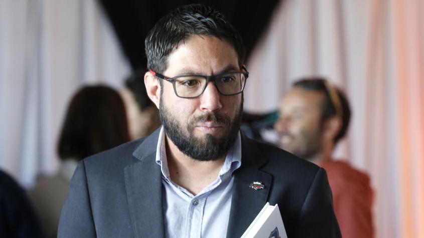 Directora del CSD Colo Colo trata de "dictador" a Matías Camacho