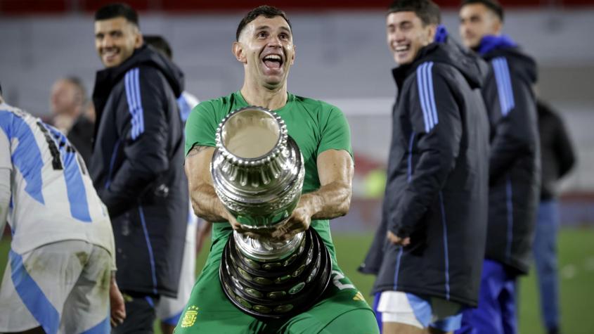 Ya era hora: FIFA sanciona a Dibu Martínez tras polémicos episodios en los últimos partidos de Argentina