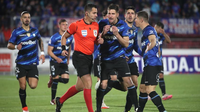 Figura de Huachipato indignado con el arbitraje ante Universidad de Chile