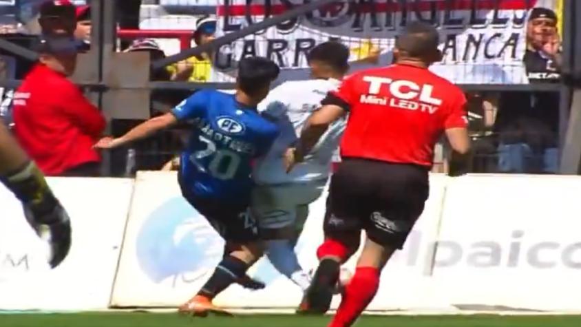 Hinchas de U de Chile explotan por penal no cobrado en triunfo de Colo Colo