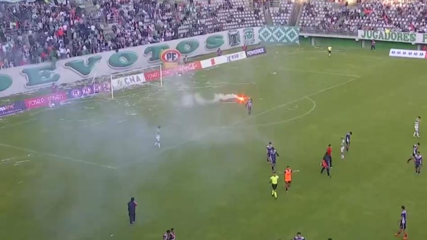 Impresentable: hinchas de Temuco tiran bombas de ruido y bengalas a portero rival