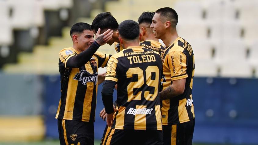 El atípico escenario que vivirá Fernández Vial con solo ocho jugadores profesionales