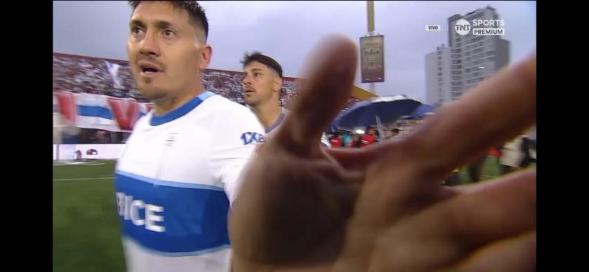 Nicolás Castillo golpeó una cámara - Créditos: Captura TNT Sports