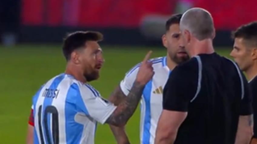 ¿Arriesga sanción? El enojo de Lionel Messi con el árbitro en la derrota de Argentina 