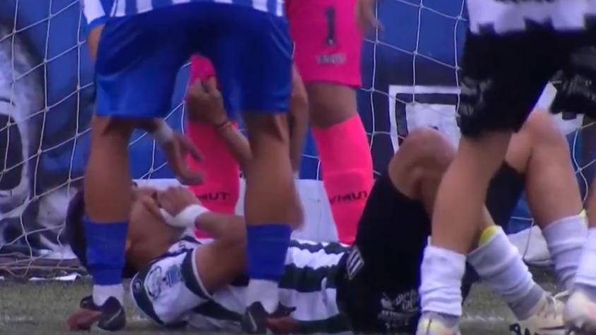 VIDEO | ¡Impactante expulsión el fútbol argentino! Jugador perdió tres dientes y fue sacado en ambulancia