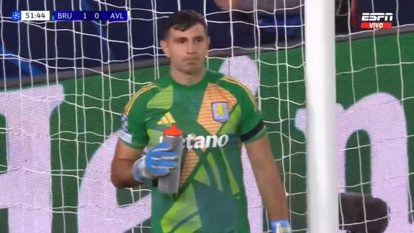 VIDEO | Dibu Martínez protagoniza ridículo error y le cobran penal en Champions League