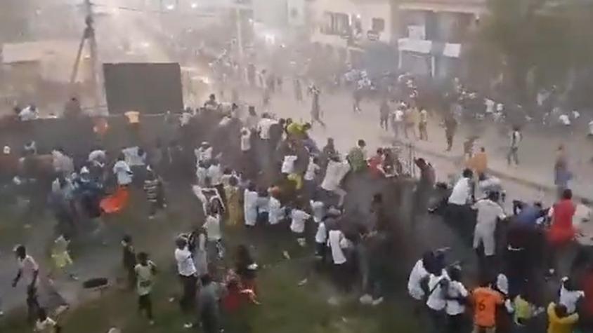 VIDEO | ¡Tragedia en el fútbol africano! Cerca de un centenar de muertos dejó el cobro de un penal 