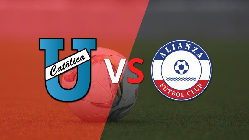 Comienza el juego entre U. Católica (E) y Alianza FC en el estadio el Coloso de El Batán