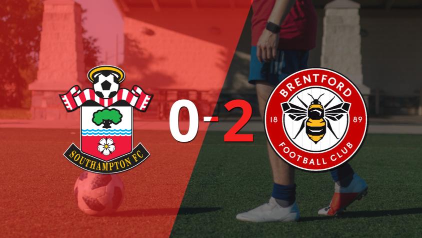 En casa, Southampton perdió 2-0 frente a Brentford