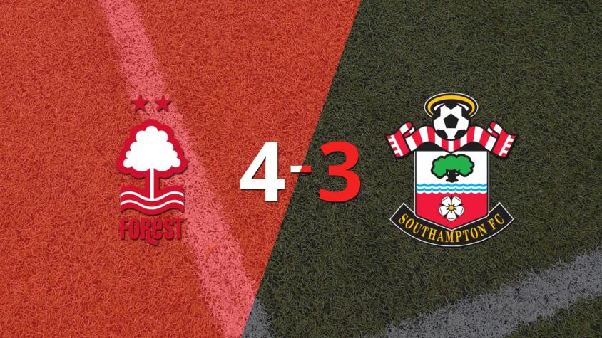 Taiwo Awoniyi anota doblete en la victoria por 4 a 3 de Nottingham Forest sobre Southampton