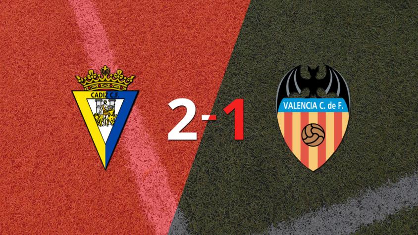 Cádiz derrotó 2-1 en casa a Valencia