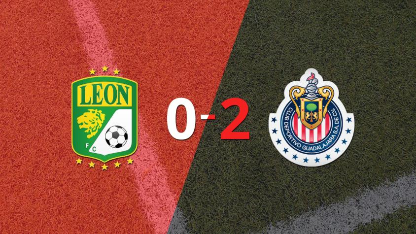 León no pudo en casa con Chivas y cayó 2-0