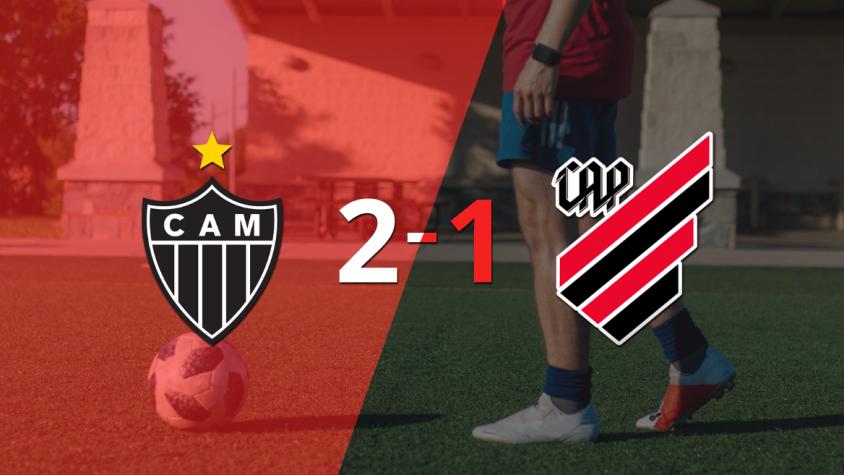 Con dos goles de Paulinho, Atlético Mineiro venció a Athletico Paranaense