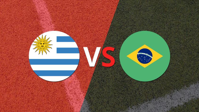 Uruguay anota y pasa a superar por 2-0 a Brasil