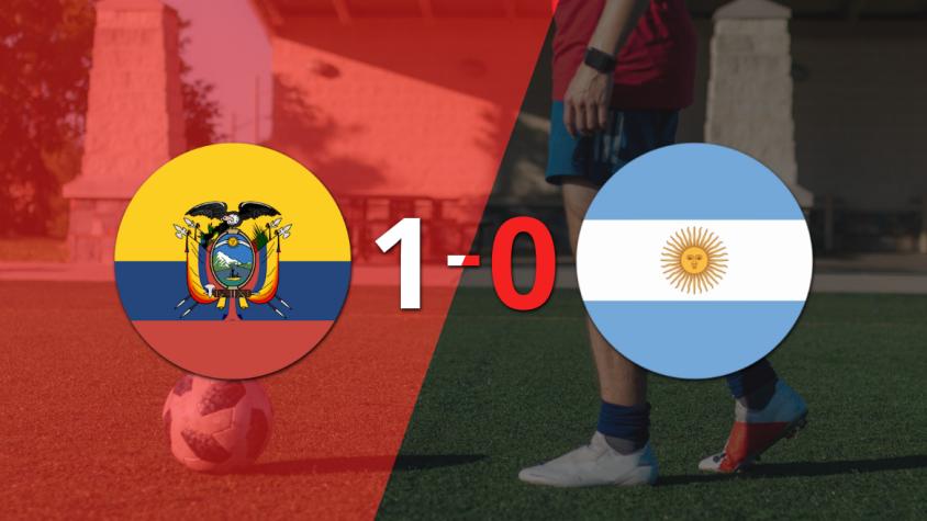 Argentina no pudo con Ecuador y cayó 1-0 por un penal