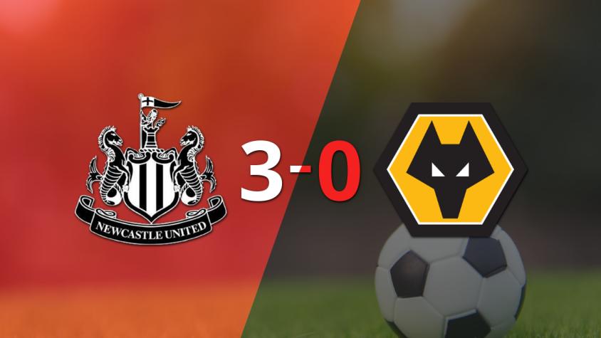Newcastle United le pasó por encima 3-0 a Wolverhampton