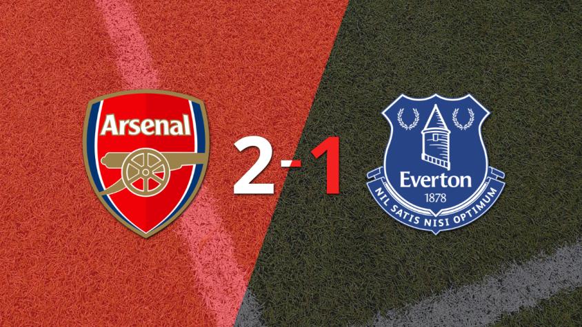 Arsenal logra remontada y gana 2-1 a Everton