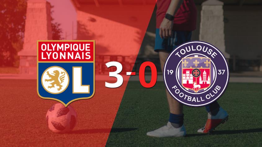 Alexandre Lacazette marcó un hat-trick en la goleada 3-0 de Olympique Lyon frente a Toulouse