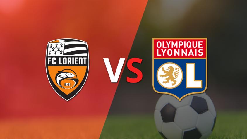 Olympique Lyon le está ganando a Lorient en el estadio Stade du Moustoir