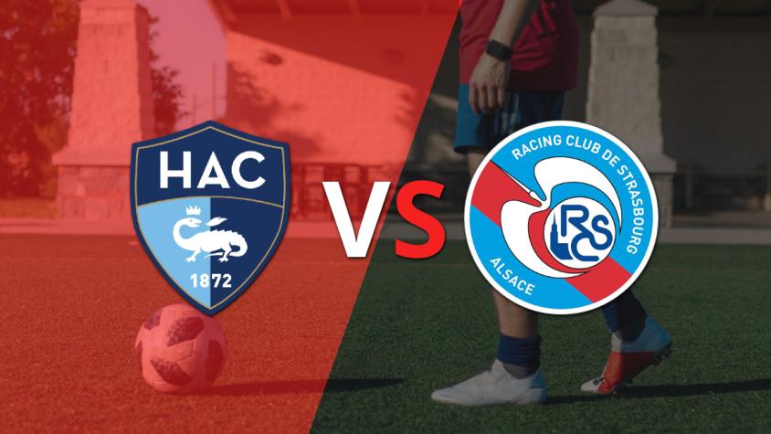 Ya rueda el balón entre Le Havre AC y RC Strasbourg en el estadio Stade Océane