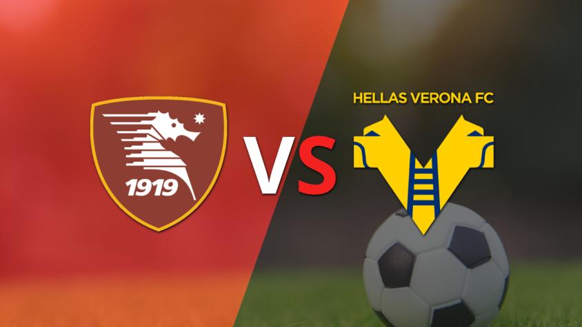 Hellas Verona le está ganando a Salernitana en el estadio Stadio Arechi