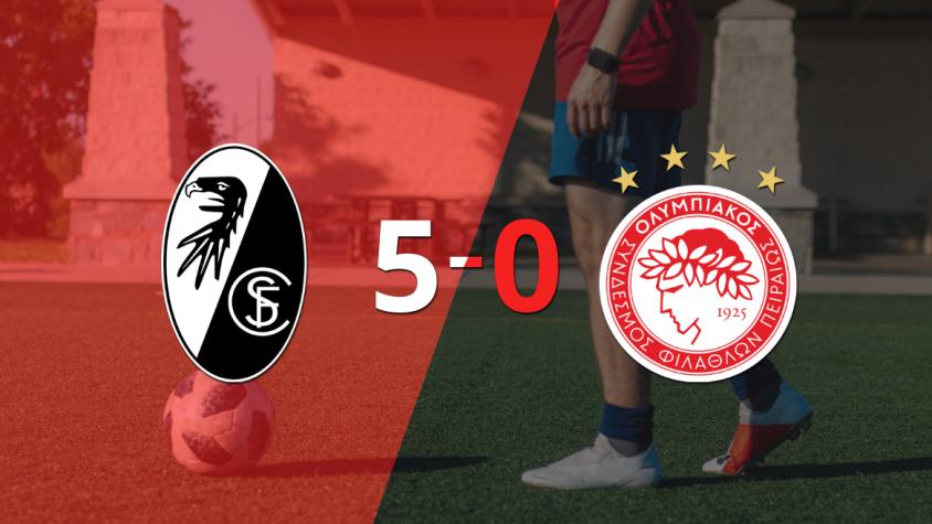 Triplete de Michael Gregoritsch ayuda en la goleada de Friburgo a Olympiacos