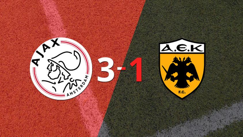 Chuba Akpom anota doblete en la victoria por 3 a 1 de Ajax sobre AEK