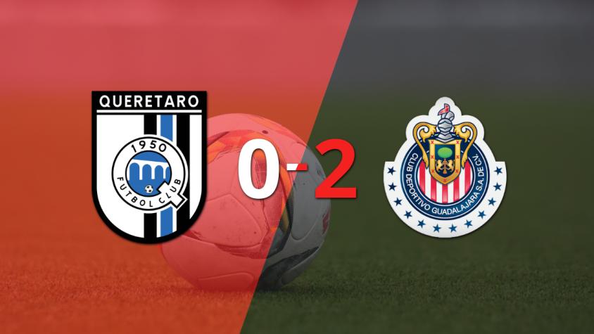 Chivas domina y gana con un sólido 2-0 a Querétaro