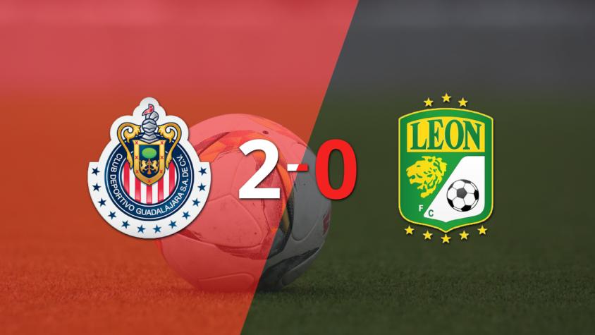 Chivas le ganó con claridad a León por 2 a 0