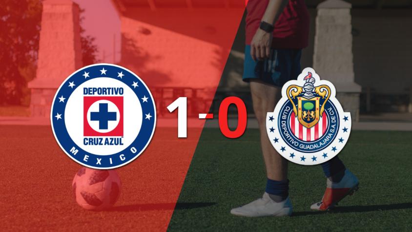 A Cruz Azul le alcanzó con un gol para derrotar a Chivas en el estadio Azulgrana