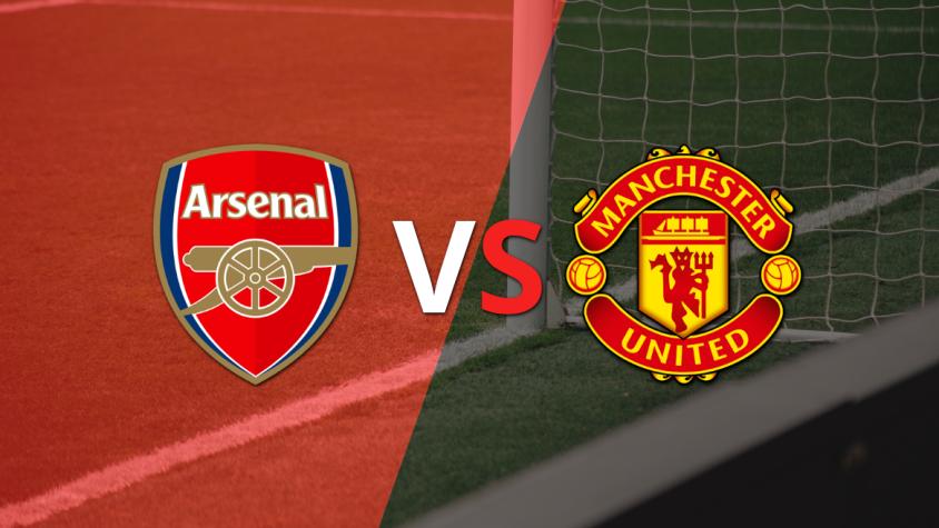 Arsenal sigue arriba por 2-0 ante Manchester United