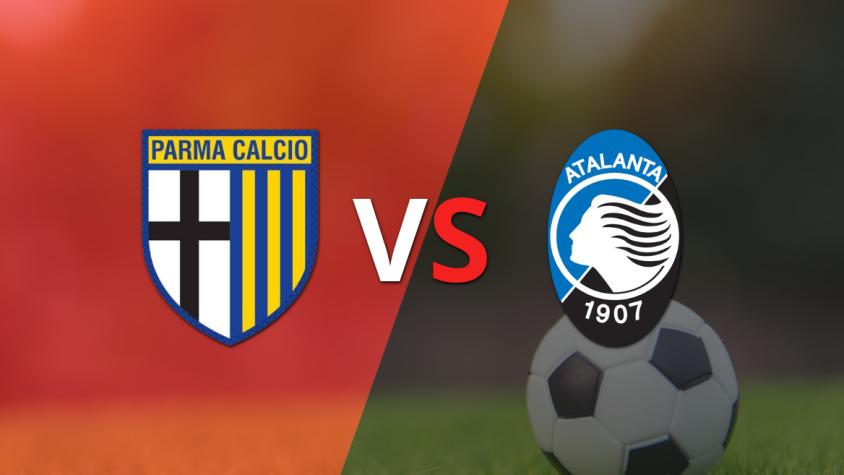 Atalanta le está ganando a Parma en el estadio Ennio Tardini