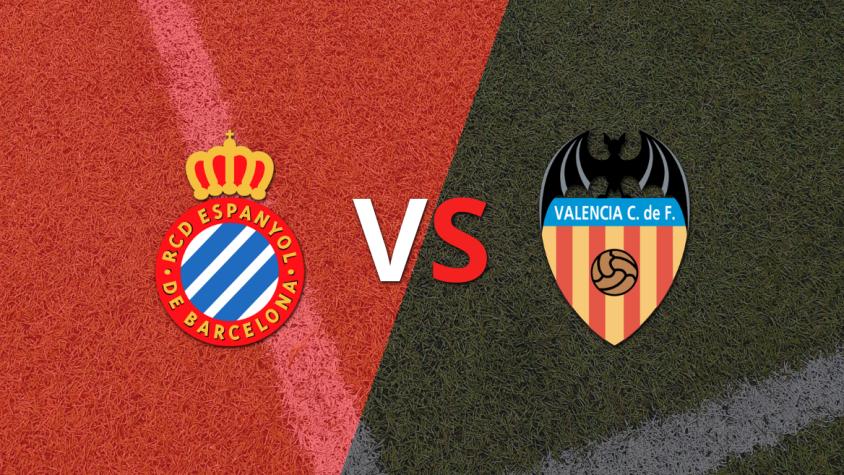Valencia enfrenta a Espanyol buscando salir del fondo