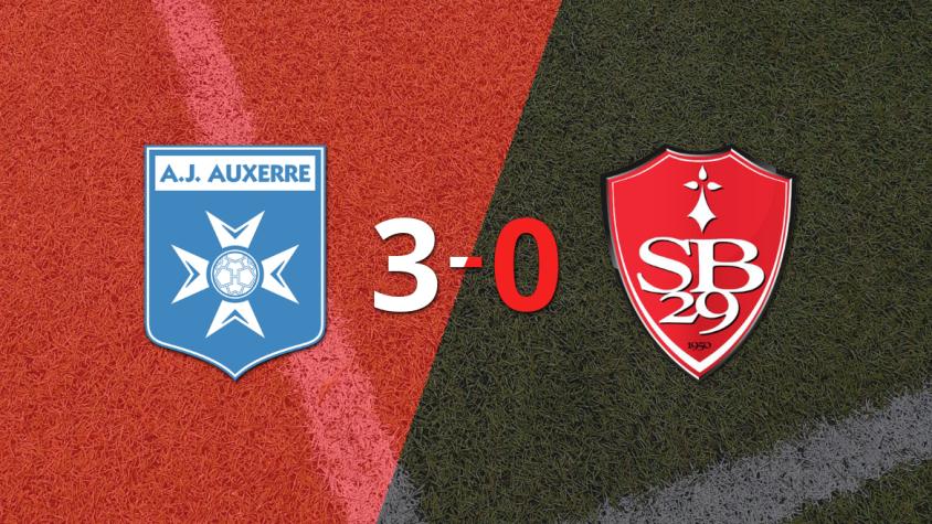 Stade Brestois sucumbe ante Auxerre en una goleada 3-0