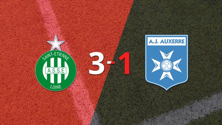 Saint Etienne superó 3 a 1 a Auxerre con hat-trick de Zuriko Davitashvili